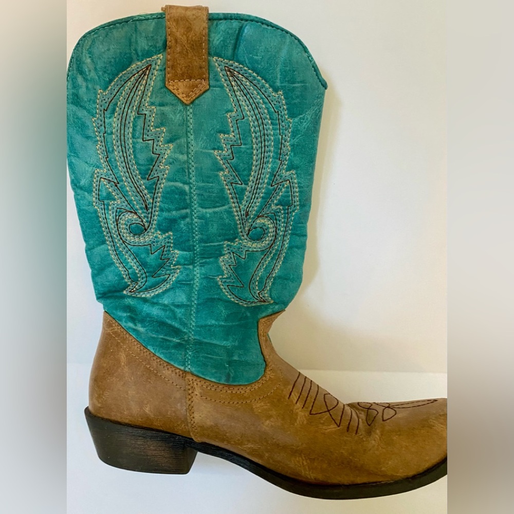 Cowboy Boots for woman. Size 6. Coconuts by Matisse Woman’s Gaucho boots.